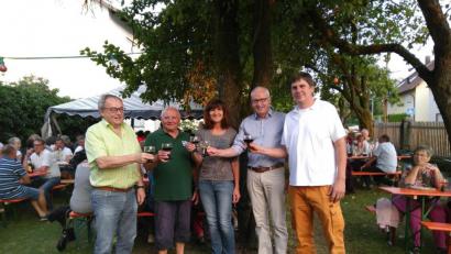 Bild: mma
Auf ein gelingendes Weinfest stoßen sie im Färbergarten an (von links): stellvertretender Landrat Hans Kummert, Vorsitzender Erich Kelsch, Hahnbachs Dritte Bürgermeisterin Evi Höllerer, Bürgermeister Bernhard Linder und Andreas Winkler, der Repräsentant des Weinguts Laubenstein.