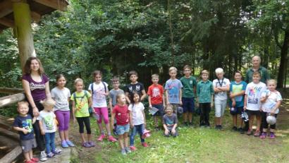 Bild: rn
Horstleiter Walter Seltmann (rechts) schickt die Jungen und Mädchen los, damit sie ihr Wissen rund um den Wald und seine Bewohner beweisen können.