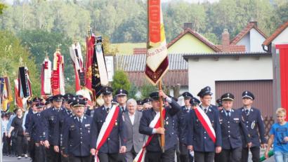 Bild: att
Die Vereine zogen mit dreizehn Fahnen vom Schützenhaus zur katholischen Kirche. 2. Bürgermeister Reinhard Naber und Vorsitzender Dr. Berthold Freiherr von Lindenfels (Mitte links hinter der anführenden Fahne) freuten sich über den guten Besuch des Jubiläums.