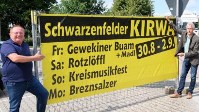 Bild: mab
Auf ein buntes Kirwawochenende dürfen sich die Gäste in diesem Jahr wieder freuen. Festwirt Gerhard Böckl (links) und Dritter Bürgermeister Gerhard Peter (rechts) stellen das Programm vor, das mit dem Kreismusikfest am Sonntag einen musikalischen Höhepunkt landen wird.