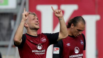 Bild: Daniel Karmann/dpa
Neuzugang Johannes Geis (links neben Neu-Stürmer Michael Frey) war der Matchwinner beim Sieg des 1. FC Nürnberg gegen den VfL Osnabrück.