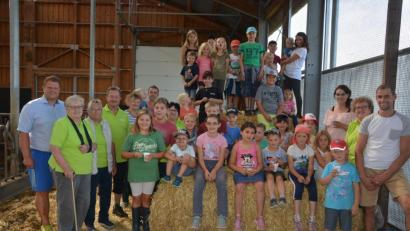 Bild: jr
Stark beeindruckt zeigten sich die Kinder beim Besuch des Bauernhofs der Familie Männer in Pechofen. Die Wanderfreunde Mitterteich hatten dazu eingeladen. Mit dabei auch Zweiter Bürgermeister Stefan Grillmeier (links), der den Dank der Stadt überbrachte, sowie (von rechts) Landwirt Ludwig Männer und Wanderfreunde-Vorsitzende Andrea Zinnecker.