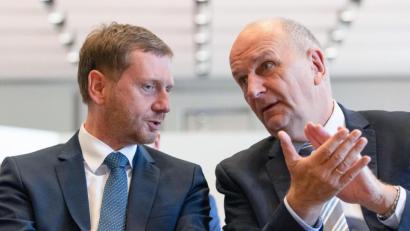 Bild: Robert Michael/dpa
Verschiedene Parteien, aber einen gemeinsamen Gegner: Michael Kretschmer (CDU, links), Ministerpräsident von Sachsen, und Dietmar Woidke (SPD), Ministerpräsident von Brandenburg,