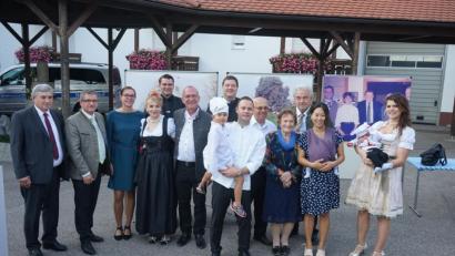 Bild: nib
Eine Vielzahl von Ehrengästen feierte mit der Familie Auerbach das 200-jährige Firmenjubiläum im Hotel Wolfringmühle.. Staatssekretär a. D. Otto Zeitler (Dritter von rechts) hielt die Festrede.