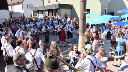 Bild: bö
Hunderte von Gästen waren in die „Kirwa-Arena“ beim Wirtsschore gekommen, um dem Baumaustanzen zuzuschauen.