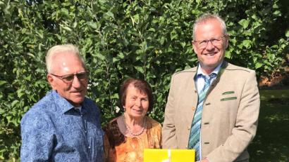 Bild: Hirsch
Das Ehepaar Erika (79, Mitte) und Johann Rath (80, links) feierte „Diamantene Hochzeit“ und bekam Besuch von Oberbürgermeister Andreas Feller (rechts).
