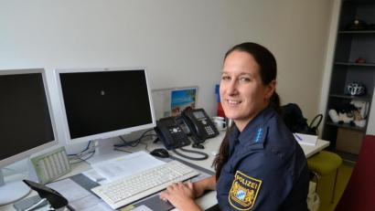 Bild: szl
Polizeihauptmeisterin Ramona Weiß sitzt eher selten am Schreibtisch in ihrem Büro. Viel öfter ist sie zur Verkehrserziehung in Kindergärten und Schulen unterwegs.