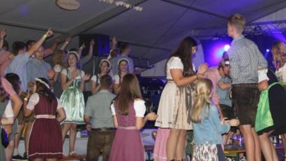 Bild: ohr
Auf dem erhöhten Platz im Zelt heizten die Kirwamoidln in ihren feschen Dirndln und die schneidigen Kirwaburschn in ihrer „Ledernen“ zusammen mit der Band die Stimmung an und rissen das Publikum mit.