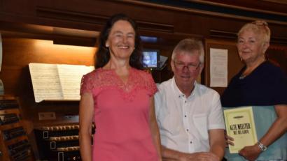 Bild: hcz
Mezzosoranistin Barbara Fröhlich (Neustadt/WN), Organist Hans Joachim Grajer (Neunkirchen) und Eva Danzl (Weiden, von links) musizieren in mehreren Ensembles. Gemeinsam gestalten sie die achte "musikalische Mittagsandacht".