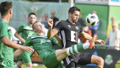 Bild: Ziegler
Der rechte Ansbacher Innenverteidiger Niklas Seefried (Mitte) versucht den Ammerthaler Stürmer Christian Schrödl (rechts) mit langem Bein vom Ball zu trennen, beobachtet vom linken Ansbacher Innenverteidiger Tobias Dietrich (links).

Bild: 7iegler