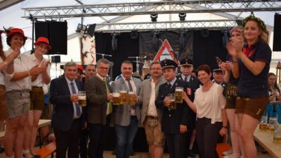 Bild: bnr
Schirmherr Hubert Obendorfer (Mitte, mit Lederhose) und die geladenen Ehrengäste freuen sich mit den Verantwortlichen der Feuerwehr Fuhrn auf ein gutes Gelingen des Jubelfestes. Die feschen Festdamen aus Fuhrn (links) und die Mädels vom Patenverein Kemnath (rechts) sorgten gleich von Beginn an für Stimmung.