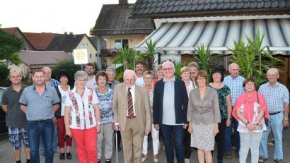 Bild: fjo
Zum 90. Geburtstag gratulieren Manfred Labitzke (Mitte) neben Bürgermeisterin Margit Kirzinger (Fünfte von rechts) OWV-Vorsitzender Andreas Neuber (links) und Vorstand Eugen Woppmann junior (Zehnter von links) vom Pfrentscher Spickerverein.