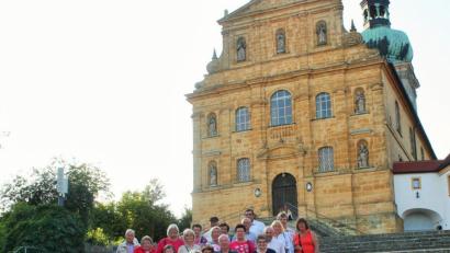 Bild: Marianne Scheffler/exb
Rund 60 Teilnehmer waren beim Ausflug der AWO nach Amberg dabei. Im Bild einige Teilnehmer vor der Wallfahrtskirche "Maria Hilf".