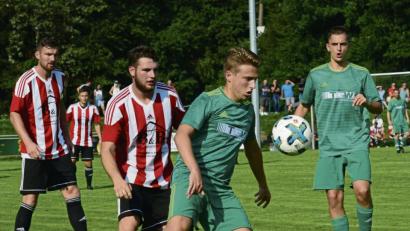 Bild: ham
Daniel Augustin (Zweiter von rechts) und sein Teamkollege vom FC OVI-Teunz, Manuel Löffelmann (rechts) hatten gegen die Rötzer Abwehr oft einen schweren Stand.