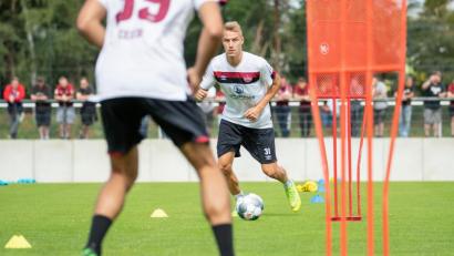 Bild: dpa/Daniel Karmann
Ondrej Petrak spielt im Training den Ball. Auch er kommt nach Waidhaus.