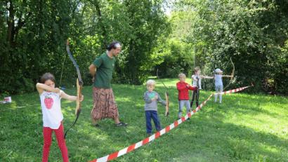 Bild: jzk
Betreuer Johannes Bodensteiner führte die Kids in die Kunst des Bogenschießens ein.