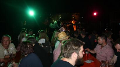 Bild: edo
Für mächtig Stimmung sorgt das "Gipfel-Trio" aus Speichersdorf beim Open-Air der KLJB.