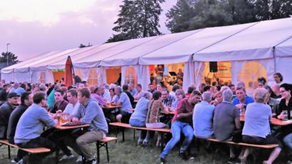 Bild: twi
Bei angenehmen Temperaturen waren beim Naabfest alle Tische im Freien belegt
