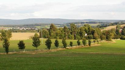 Bild: ld
Mit der Toskana hatte Schauspielerin Johanna Liebeneiner den Blick vom Balkon des Hauses verglichen, als sie zur Zeit der Luisenburg-Festspiele in Bernlohe wohnte. Diese Idylle wird einer Leitplanken-Romantik weichen, wenn die "Nageler Straße" einmal ausgebaut ist.