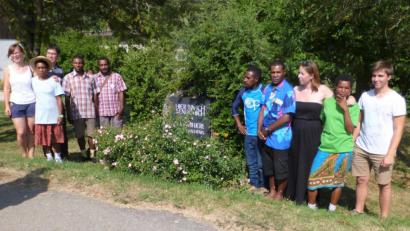 Bild: exb
Die Jugenddelegation aus Wantoat mit den Jugendlichen aus dem Dekanat Hersbruck, die vor zwei Jahren Papua-Neuguinea besucht hatten, beim Gedenkstein für Johann Flierl in Buchhof.