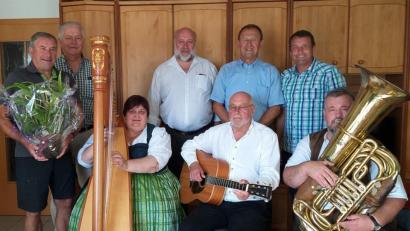 Bild: u
Die Schnaittenbacher Gruppe Blecherne Sait’n“ (vorn, von links: Ingrid Gericke, Josef Donhauser und Franz Gericke) wird in der Kategorie Volksmusik mit dem Kulturpreis des Bezirks Oberpfalz ausgezeichnet. Dazu gratuliert auf Initiative von stellvertretendem Bürgermeister Uwe Bergmann (hinten rechts) eine SPD-Delegation mit Bezirksrat Richard Gaßner (Zweiter von rechts), Ex-MdL Reinhold Strobl (Zweiter von links) und Stadtrat Rudolf Bergmann (links) sowie der stellvertretende Bezirksvorsitzende des Nordbayerischen Musikbunds, Werner Stein (hinten Mitte).
