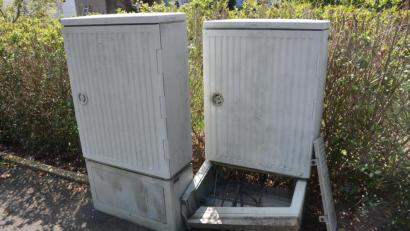 Bild: jr
Franz Lingl aus Waldsassen vermutet, dass dieser kaputter Verteilerkasten schuld ist, dass er seit 14 Tagen auf seinen Fernseher verzichten muss. Repariert wurde bisher nichts. Laut "Vodafone Kabel Deutschland GmbH" gebe es trotz kaputten Kastens keine Störung.