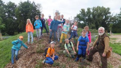 Bild: ibj
Einen kurzweiligen Vormittag erlebten die Kinder beim AOVE-Ferienprogramm auf der Gockelwiese mit Gerd Ponkratz (rechts).