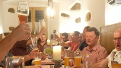 Bild: ohr
Am Kirwasamstag laden die „Bierdeckelschlamperer“ zu ihrer Jahreshauptversammlung ins
Gründungslokal Gasthof Bodensteiner ein. Im Laufe des Abends erklingt nach dem Verzehr des knusprigen Spanferkels beim gemeinsamen Anstoßen wiederholt ein dreifach kräftiges 
„Schlamp-Schlamp“ als Schlachtruf.