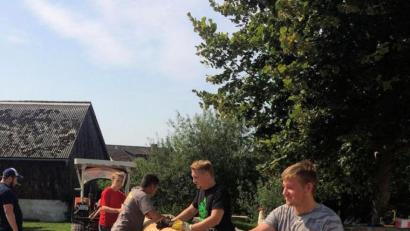 Bild: bjo
Viel gearbeitet hatten die Kirwaburschen beim Baumschnitzen (bjo)