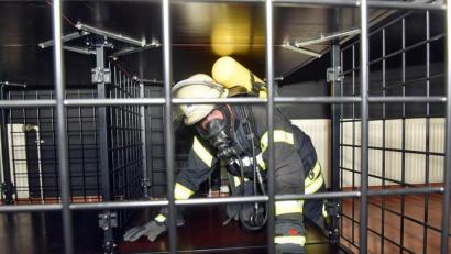 Bild: exb
Geübt wird in miteinander verbundenen Gitterkäfigen, und das ist ganz schön schwer: Schon der Pressluftatmer, den sich die Aktiven umschnallen, wiegt in der Regel 15 Kilo.