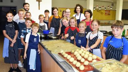 Bild: no
Die Kinder mit den beiden Kursleitern und dem Helferteam in der Schulküche der Illschwanger Grundschule.