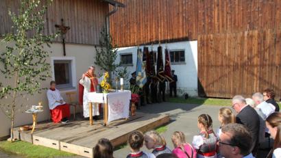Bild: frd
Da die Bartholomäuskirche renoviert wird, ist der herrlichen Festgottesdienst in der „Basilika Natur“ gefeiert worden.