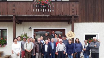 Bild: Anton Ebner
Die bayerischen Milchschafhalter besuchten den Bio-Schafhof von Erika Ertel (hinten rechts) und Gerhard Ertel (Vierter von links)