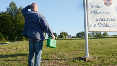 Bild: Gabi Schönberger
Herzlich willkommen wäre der Stadt die geplante Tankstelle an der nördlichen Ortsausfahrt. Doch das Genehmigungsverfahren zieht sich in die Länge. Wer Benzin braucht, steht auch mehr als eineinhalb Jahre nach der ersten Behandlung des Themas im Stadtrats an einer grünen Wiese, statt einer gelb-blauen Jet-Zapfsäule.