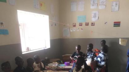 Bild: exb
Kinder der Emma School in Gambia. Dank Unterstützung der Gambiahilfe von Inge Iberl bekamen sie ein Ferienrogramm geboten, das sehr vielfältig, informativ und interessant war und allen großen Spaß machte.