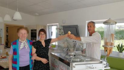 Bild: hos
Die Gäste der AWO Tagespflege staunen nicht schlecht, als ein Eiswagen des Café Friedrich anrollt.