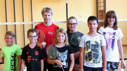 Bild: Martin Käck
Die Kinder versuchen sich im Badminton.