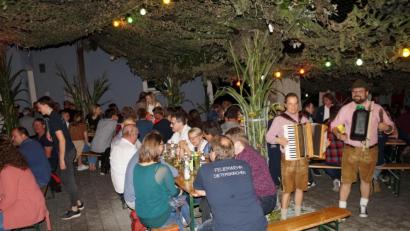 Bild: weu
Beim Weinabend der Freiwilligen Feuerwehr unterhielt das Duo „Dani und Flo“ mit zünftiger Musik in angenehmer Lautstärke.
