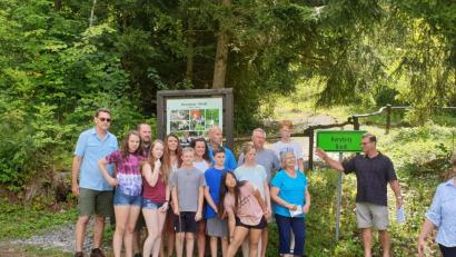 Bild: Hans Vogl/exb
Das Gruppenbild entstand am Hinweisschild in Korytany (Rindl), das an die ehemalige Ortschaft, wenige Kilometer von Schwarzach erinnert.