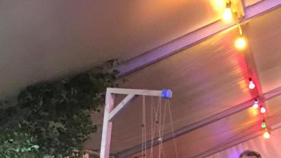 Bild: att
Die Feuerwehrfrauen aus Krummennaab schreckten nicht davor zurück, sich in den Biergalgen einspannen zu lassen und nass zu werden.