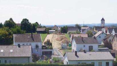 Bild: du
Momentan herrscht noch Betriebsruhe. Doch schon ab kommenden Mittwoch werden im Baugebiet "Bachstraße I" wieder die Bagger rattern.