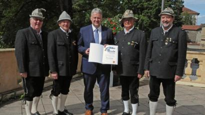 Bild: Christine Hollederer
Landrat Richard Reisinger (Mitte) ernennt den bisherigen Vorsitzenden der Kurfürstlichen Böllerschützen, Günther Strobl (Zweiter von rechts) zum Ehrenvorsitzenden. Reinhard Maag (rechts) trat Strobls Nachfolge an. Mit im Bild (von links) Schriftführer Wolfgang Moll und stellvertretender Vorsitzender Fritz Seegerer.