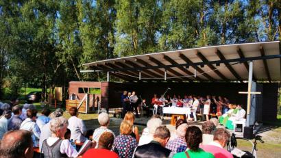 Bild: gz
Bei herrlichem Sommerwetter zelebriert Pfarrvikar Bivin mit dem Singkreis vor vielen Kirchenbesuchern zu Beginn des Barthlmarktes eine Feldmesse.