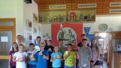 Bild: dpe
Einen Schafkopfkurs bieten die Gebenbacher Freien Wähler, unter ihnen Vorsitzender Peter Dotzler (hinten links) und Schriftführer Wolfgang Dotzler (hinten rechts) den Kindern als Ferienprogramm an.