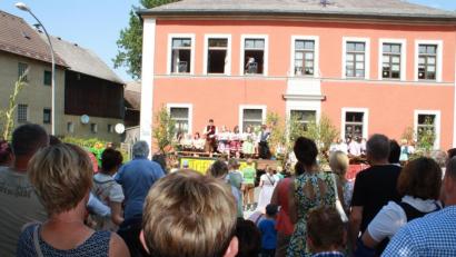 Bild: edo
Neben den Einheimischen versammeln sich auch wieder zahlreiche Besucher aus der Region am Stachus, um sich beim Derblecken auf den neuesten Stand bringen zu lassen.