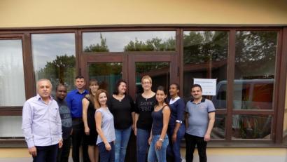 Bild: ubb
Kursleiterin Stefanie Ohle und Mitarbeiterin Karin Hennicke (Sechste und Siebte von links) gratulierten den Kursteilnehmern zur bestandenen Prüfung.