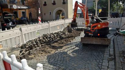 Bild: Andreas Royer
In der Rosenberger Straße werden die Pflastersteine auf Beton-Untergrund gesetzt, um eine Absinken zu verhindern.