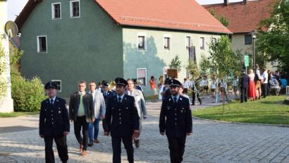 Bild: bnr
Vorstand Mischa Käsbauer (Mitte), sein Stellvertreter Peter Winter (links) und Kommandant Thomas Drexler (rechts) führten den Zug an.