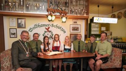 Bild: fvo
Eintrag in das Goldene Buch der Gemeinde Georgenberg: Von links
Bürgermeister Johann Maurer, Schützenmeister und Betreuer Anton Hirnet, Nina Heinle-Giersemehl, Luisa Wittmann, Maria Hirnet, Christoph Wittmann, Stefan Schönberger und Trainer Christian Stahl.
