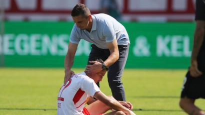 Bild: agentur_dpa
Jahn-Trainer Mersad Selimbegovic (hinten) muss Sebastian Stolze nach der 1:3-Heimniederlage gegen Arminia Bielefeld wieder aufrichten.